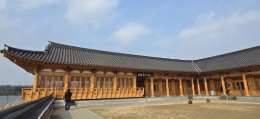 전주 덕진연못에 위치한 한옥 도서관인 연화정 도서관. 오유교 기자.