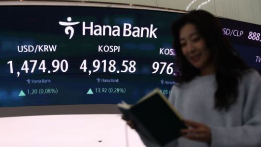 20일 서울 중구 하나은행 딜링룸 현황판에 코스피 지수와 코스닥 지수, 환율이 표시되고 있다.