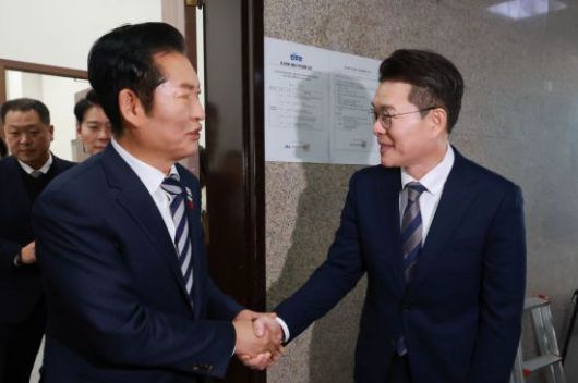 정원오 성동구청장이 지난해 12월18일 국회에서 더불어민주당 정청래 대표와 면담을 마친 뒤 악수하고 있다. 연합뉴스