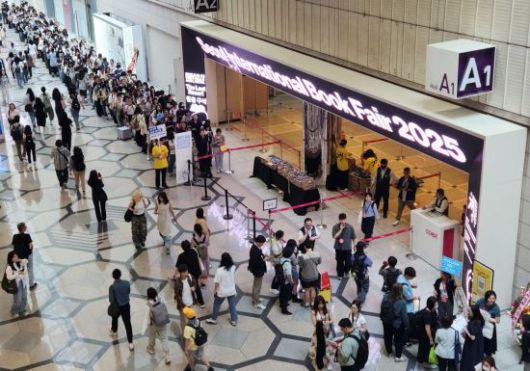 18일 오전 서울 강남 코엑스에서 열린 2025 서울국제도서전에 입장을 기다리는 긴 줄이 늘어섰다.