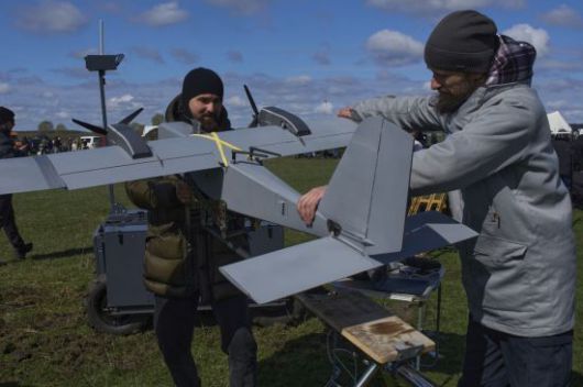 지난 4월 우크라이나에서 열린 국방전시회에서 한 기술자들이 정찰용 무인기(드론)을 조립하고 있다. AP연합뉴스