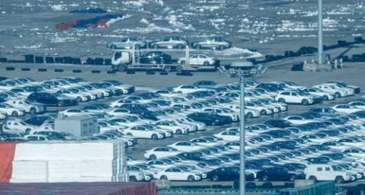 경기 평택항에 수출용 자동차가 선적 대기하고 있다.