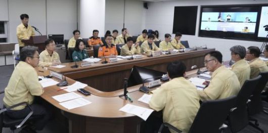 강기정 광주시장이 17일 오후 11시 시청 17층 재난안전대책본부 회의실에서 '호우 대비 상황판단회의'를 주재하고 있다. 광주시 제공