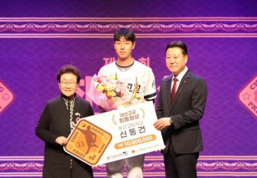 대선 고교 최동원상 수상자 신동건 선수가 카메라 앞에 섰다.