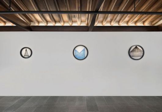 국제갤러리 한옥 루이즈 부르주아 개인전 'Rocking to Infinity' 설치전경. 국제갤러리