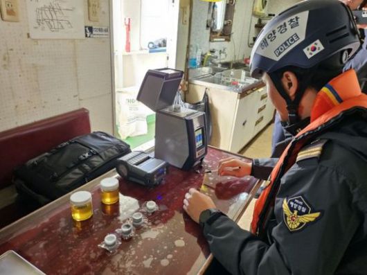 선박 대기 오염물질 배출 단속 점검하고 있다. 서해지방해양경찰청 제공