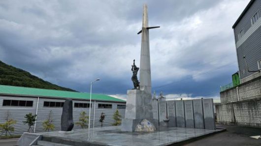 경남 김해시 상동면의 경남영묘원 신어공원추모관 인근에 세워진 위령비. 이세령 기자