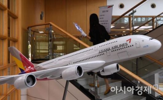 HDC현대산업개발과 채권단의 기싸움으로 매각 작업이 안갯속에 빠진 아시아나항공이 15일 임시 주주총회를 열고 자본 확충에 나섰다. 아시아나항공은 이날 서울 강서구 본사에서 임시 주총을 열고 발행 주식 총수와 전환사채(CB) 발행 한도를 늘리는 정관 개정안을 의결한다. 사진은 이날 임시 주주총회가 열린 아시아나항공 본사 모습./김현민 기자 kimhyun81@