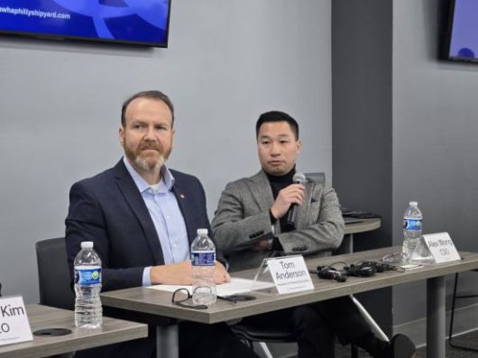 지난 22일(현지시간) 한화 필리조선소에서 톰 앤더슨 한화디펜스USA 조선사업부문 사장(왼쪽)과 알렉스 웡 한화그룹 글로벌 최고전략 책임자(CSO)가 미디어 대상 간담회에 참여해 발언하고 있다. 필라델피아=권해영 특파원