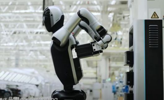 중국 유비테크의 휴머노이드 로봇 '워커 S2'가 스스로 충전된 배터리를 교환하고 있다. 유비테크 유튜브 캡처