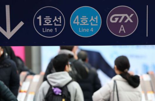 양당 후보는 경쟁적으로 GTX 공약을 내걸었다. 사진은 서울역 GTX-A 탑승 안내 이정표. 연합뉴스.