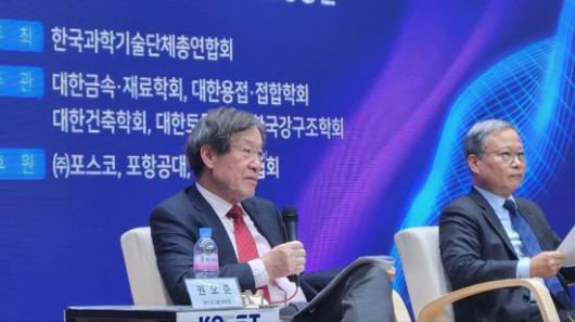 권오준 전 포스코 회장(왼쪽)이 13일 서울 강남구 한국과학기술회관에서 열린 토크콘서트 '과학, 시대를 잇다'에서 강연을 한 뒤 윤의준 한국공학한림원 회장과 대담을  진행하고 있다. 조성필 기자