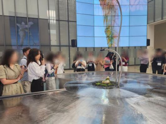 31일 국립현대미술관 '아트박스'에서 추수 작가가 자신의 작품 '아가몬 인큐베이터 5'에 대해 설명하고 있다. 서믿음 기자