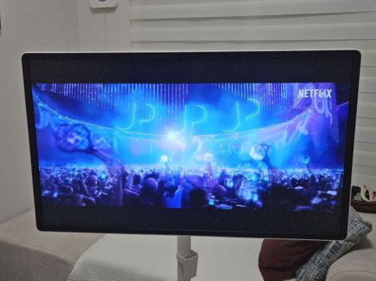 삼성전자의 무선 이동식 스크린 '더 무빙스타일'에서 영상 콘텐츠를 이용 중인 모습. 박준이 기자