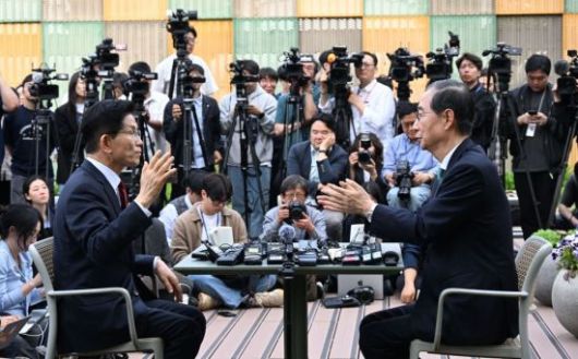 김문수 국민의힘 대선후보와 한덕수 무소속 예비후보가 8일 국회 강변서재에서 만나 단일화와 관련된 대화를 하고 있다. 2025.5.8 김현민 기자