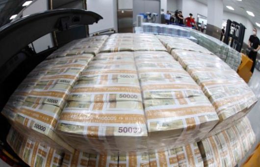 5일 서울 중구 한국은행 화폐수납장에서 관계자들이 추석 화폐 공급을 하고 있다. 사진=사진공동취재단