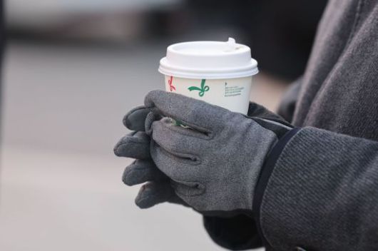 서울 종로구 광화문네거리에서 한 시민이 따뜻한 커피를 손에 들고 있다. 연합뉴스