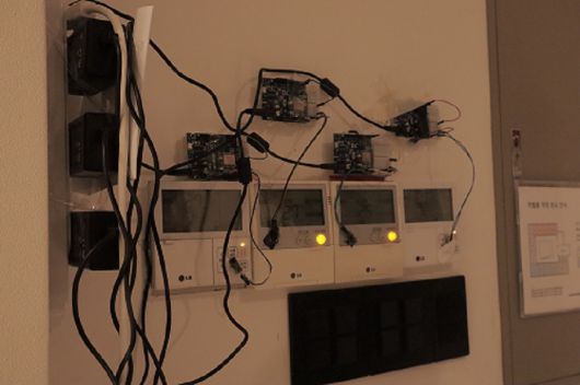 방마다 일조량이 달라 IoT 디바이스를 다 설치했다. 가습기도 사야한다며 바쁜 시간을 보내고 있다고 말했다. IoT 디바이스는 거주자들끼리 직접 설치하고 달았다. (사진=스냅타임)