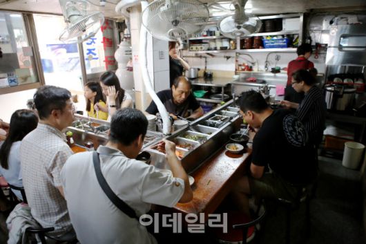 경남 통영 서호시장의 ‘원조시락국’ 식당 내부