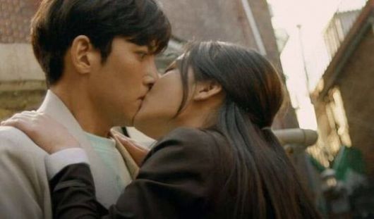 성인과 여고생 입맞춤 장면 방송한 SBS ‘편의점 샛별이’ 방심위 법정제재, (사진=SBS ‘편의점 샛별이’)