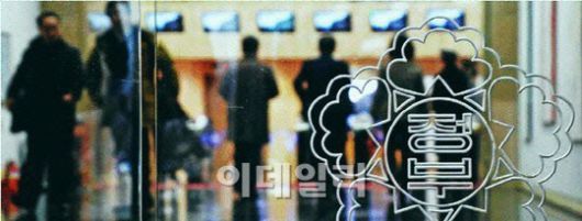 정부세종청사 공무원들이 청사로 들어가고 있다.[출처=이데일리 DB]