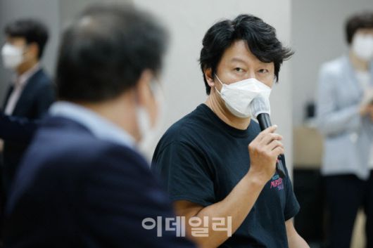 [이데일리 방인권 기자] 김수로 더블케이 필름앤씨어터 대표가 20일 오후 서울 종로구 세종문화회관에서 열린 더불어민주당-코로나19 위기를 맞은 공연예술 현장 관계자들 간담회에서 이낙연 대표를 향해 현장의견을 전달하고 있다.