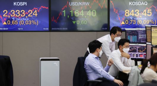 23일 오후 서울 중구 하나은행 본점 딜링룸에서 딜러들이 업무를 보고 있다. (사진=연합뉴스)