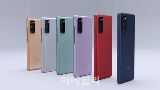 갤럭시S20 FE는 클라우드 네이비·레드·라벤더·민트·화이트·오렌지 색상으로 출시된다. 국내에는 오렌지 색상은 출시되지 않는다.
