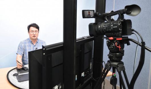 지난 8월 경기 용인시 단국대 죽전캠퍼스에서 자유교양대학 박성순 교수가 2학기 개강을 앞두고 비대면 강의를 준비하고 있다. (사진=뉴시스)