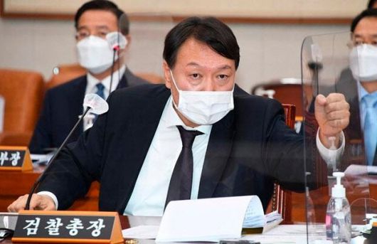 윤석열 검찰총장이 지난 22일 국회에서 열린 법제사법위원회 대검찰청 국정감사에서 의원 질의에 답변하고 있다. (사진=뉴시스)