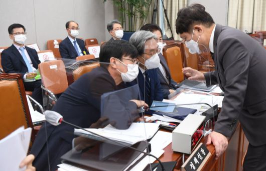 노영민 대통령 비서실장(가운데), 김상조 청와대 정책실장(왼쪽), 최재성 정무수석이 29일 국회 운영위원회에서 예정된 대통령비서실ㆍ국가안보실ㆍ대통령경호처에 대한 국정감사에서 논의하고 있다. 청와대 국감은 다음달 4일로 연기됐다.(사진=연합뉴스)