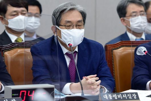 노영민 대통령 비서실장이 4일 국회에서 열린 운영위원회의의 대통령비서실ㆍ국가안보실ㆍ대통령경호처에 대한 국정감사에서 생각에 잠겨 있다.(사진=연합뉴스)