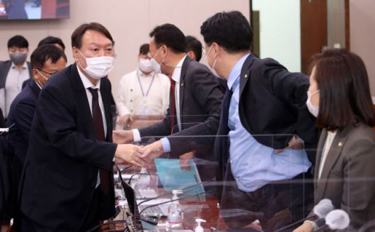 윤석열 검찰총장이 지난달 23일 국회 법제사법위원회 대검찰청 국정감사를 마친 뒤 의원들과 인사하고 있다 (사진=연합뉴스)