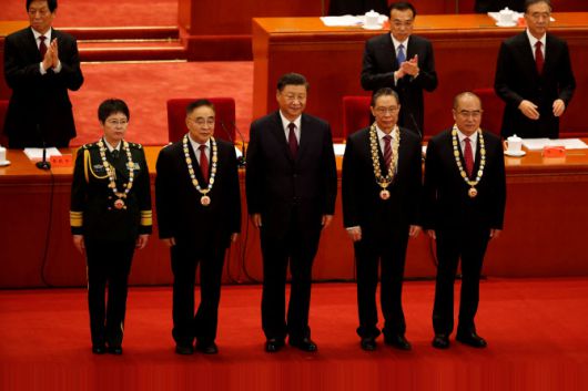 시진핑 중국 국가주석(가운데)이 지난 9월 8일 베이징의 인민대회당에서 열린 코로나19 방역 공로자 표창대회에 참석해 중국의 방역 업무를 총괄한 중난산(오른쪽 두번째) 중국공정원 원사를 비롯해 장바이리, 장딩위, 천웨이 등 수훈자들과 함께 기념사진을 찍고 있다. (사진=로이터/연합뉴스)