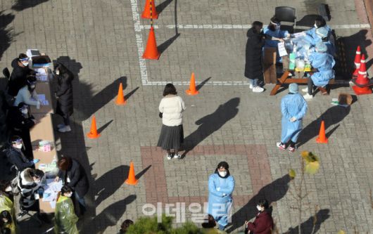 수도권 사회적 거리두기 2단계 격상에 따라 고교 2/3 등교를 하루 앞둔 23일 인천시 연수구 모 여고 교사가 신종 코로나 바이러스 감염증(코로나19) 확진 판정된 가운데 학생들이 학교에 설치된 선별진료소에서 검사를 받고 있다.(사진=뉴시스)