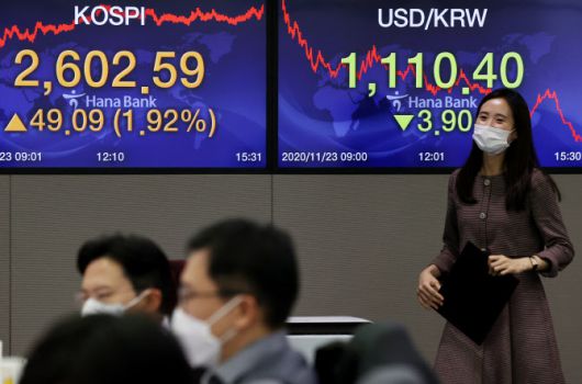 코스피가 사상 최고치를 경신한 23일 오후 서울 중구 하나은행 딜링룸 전광판에 코스피 지수, 원·달러 환율이 표시돼있다. (사진=연합뉴스)