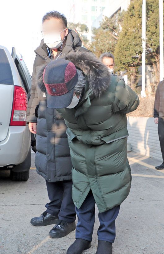 아동 성폭행 혐의로 징역 12년을 복역 후 출소한 조두순(68)이 12일 오전 경기도 안산준법지원센터에서 행정절차를 마치고 고개 숙여 인사하고 있다. (사진=뉴스1)