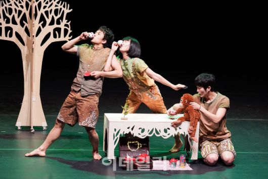 스튜디오 나나다시 연극 ‘우산도둑’의 한 장면(사진=아시테지코리아).