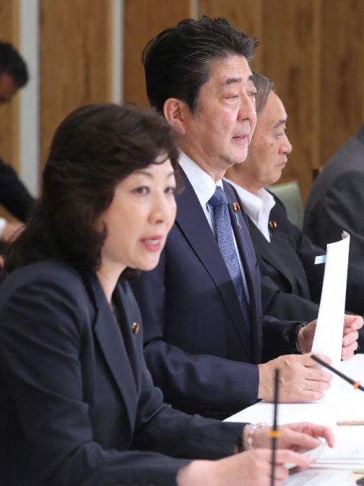 노다 세이코 자민당 간사장 대행(왼쪽)이 아베 신조 전 총리와 함께 내각 회의에 참석한 모습(사진=AFP)