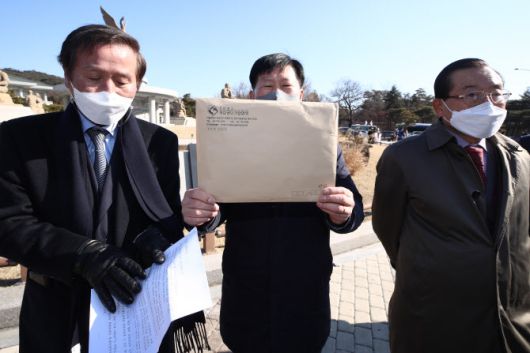개성공단기업 비상대책위원회 관계자들이 9일 서울 청와대 분수대 앞에서 열린 개성공단 폐쇄 5년 기자회견에서 대통령에게 보내는 서한을 공개하고 있다(사진=연합뉴스).
