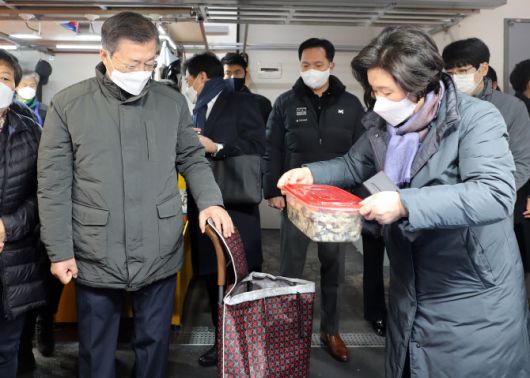 문재인 대통령과 부인 김정숙 여사가 10일 오전 인천시 남동구 소래포구 전통어시장을 방문, 상점에서 수산물을 구입하고 있다. 대통령 내외는 일회용 용기 자제 캠페인인 ‘용기내 캠페인’에 동참해 준비한 장바구니와 용기로 물건을 구매했다. (사진=연합뉴스)