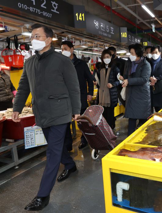 문재인 대통령과 부인 김정숙 여사가 10일 오전 인천시 남동구 소래포구 전통어시장을 방문, 장바구니 카트를 끌면서 상점으로 이동하고 있다. (사진=연합뉴스)