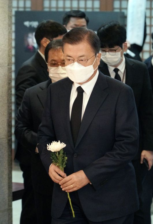 문재인 대통령이 17일 오전 서울 종로구 서울대병원 장례식장에 마련된 고(故) 백기완 통일문제연구소장 빈소를 조문하고 있다.(사진=연합뉴스)