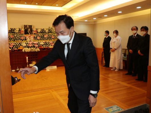 손학규 전 바른미래당 대표가 지난 15일 오후 고 백기완 통일문제연구소장 빈소가 마련된 서울 종로구 서울대병원 장례식장에서 조문을 마친 뒤 나서고 있다 (사진=연합뉴스)