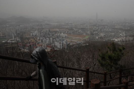 전국이 황사 영향권에 들어서며 미세먼지 농도가 ‘매우 나쁨’ 수준을 보이고 있는 29일 오후 경기도 광주 남한산성에서 바라본 서울 시내가 뿌옇게 보이고 있다.(사진=이영훈 기자)