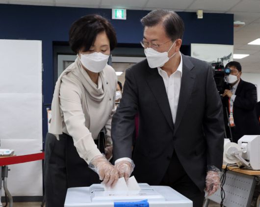 문재인 대통령과 부인 김정숙 여사가 2일 오전 서울 종로구 삼청동 주민센터를 찾아 2021재·보궐선거 사전투표를 하고 있다. (사진=연합뉴스)