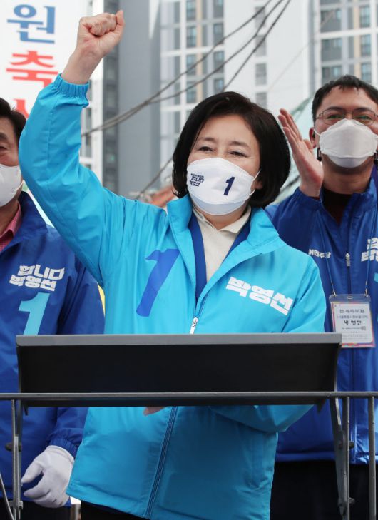 박영선 더불어민주당 서울시장 후보가 지난 1일 서울 영등포구 우리시장에서 지지를 호소하고 있다 (국회사진기자단)