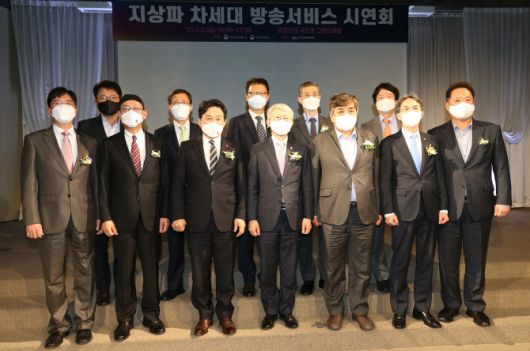 사진의 앞줄 왼쪽부터 김 윤 SK텔레콤 CTO, 김명준 한국전자통신연구원장, 원희룡 제주특별자치도지사, 최기영 과학기술정보통신부 장관, 한상혁 방송통신위원회 위원장, 정필모 국회의원, 박성제 MBC 사장이다 뒷줄 왼쪽부터 김승기 로와시스 대표, 정종기 한국전파진흥협회 상근부회장, 김유열 EBS 부사장, 김상진 SBS CTO, 임병걸 KBS 부사장이다. 방통위 제공