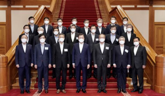 문재인 대통령이 15일 오후 청와대에서 열린 확대경제장관회의를 마치고 참석자들과 기념촬영을 하고 있다. 앞줄 왼쪽부터 홍남기 경제부총리 겸 기획재정부 장관, 공영운 현대자동차 사장, 이정배 삼성전자 사장, 문 대통령, 이석희 SK하이닉스 사장, 최웅선 인팩 대표이사, 유영민 대통령 비서실장. 둘째줄 왼쪽부터 성윤모 산업통상자원부 장관, 최기영 과학기술정보통신부 장관, 배재훈 HMM 사장, 가삼현 한국조선해양 대표이사, 정진택 삼성중공업 사장, 황호선 한국해양진흥공사 사장, 김현수 농림수산식품부 장관, 이재갑 고용부 장관. 셋째줄 왼쪽부터 이호승 정책실장, 구윤철 국무조정실장, 문성혁 해양수산부 장관, 변창흠 국토교통부 장관, 권칠승 중소벤처기업부 장관, 은성수 금융위원장, 안일환 경제수석. (사진=연합뉴스)