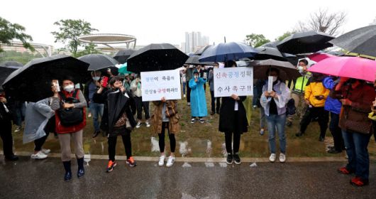 16일 오후 서울 반포한강공원 수상택시 승강장 인근에서 열린 ‘고 손정민 군을 위한 평화집회’에서 참가자들이 신속한 수사를 촉구하며 구호를 외치고 있다. (사진=연합뉴스)